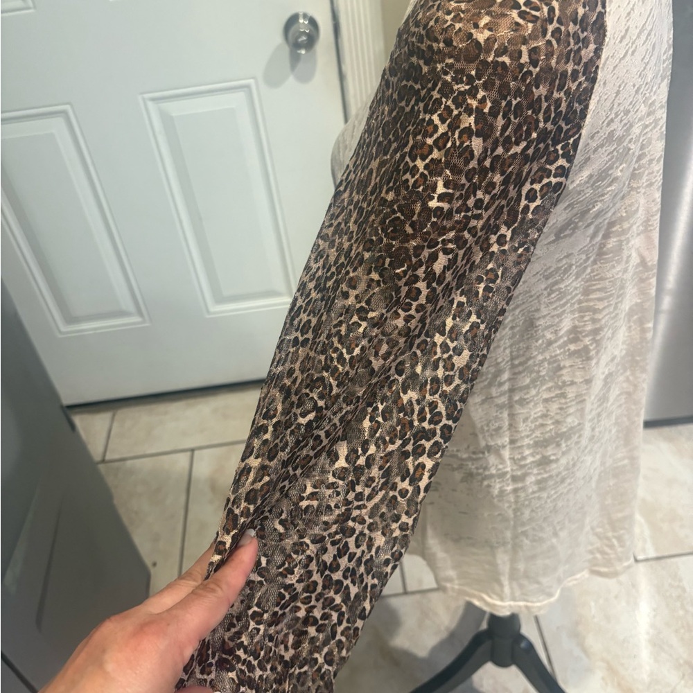 Leopard Print Raglan Sleeve Top - Picture 3 of 6